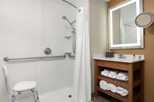 Doubletree By Hilton Hotel Greensboro — Bathroom