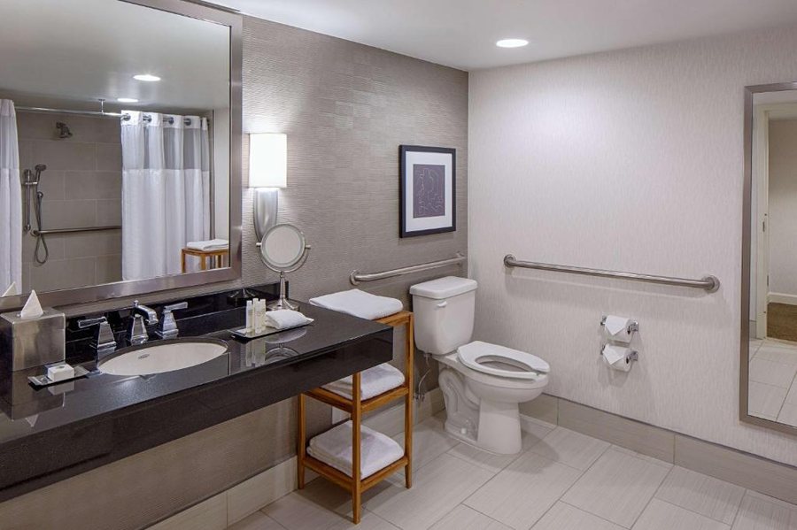 DoubleTree by Hilton Hotel Houston Greenway Plaza — Bathroom