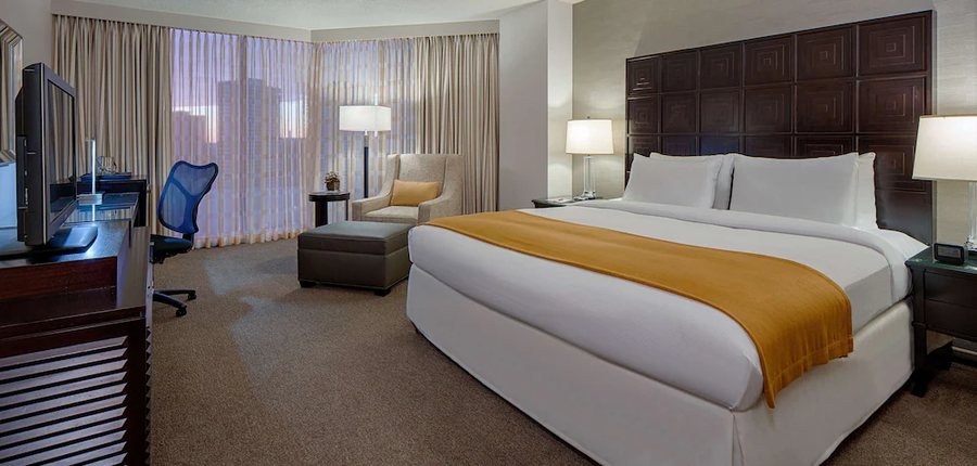 DoubleTree by Hilton Hotel Houston Greenway Plaza — Guest room