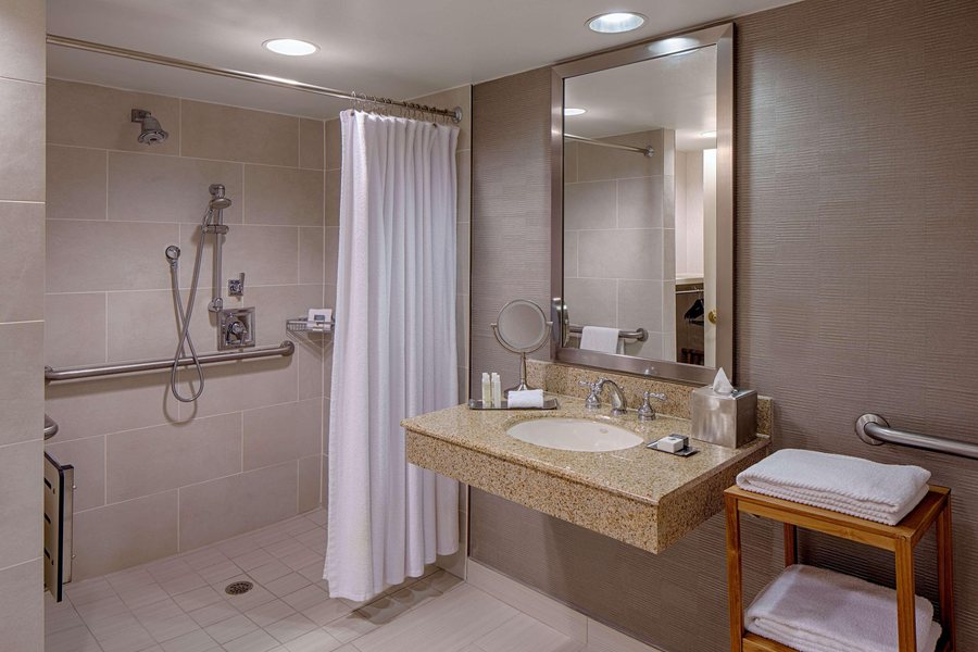 DoubleTree by Hilton Hotel Houston Intercontinental Airport — Bathroom