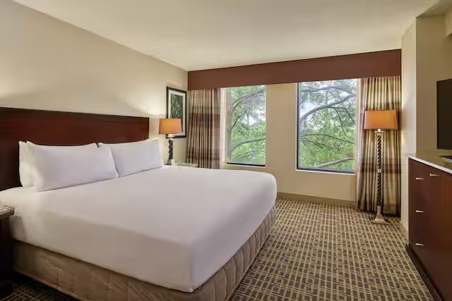 DoubleTree by Hilton Hotel Houston Intercontinental Airport — Guest room