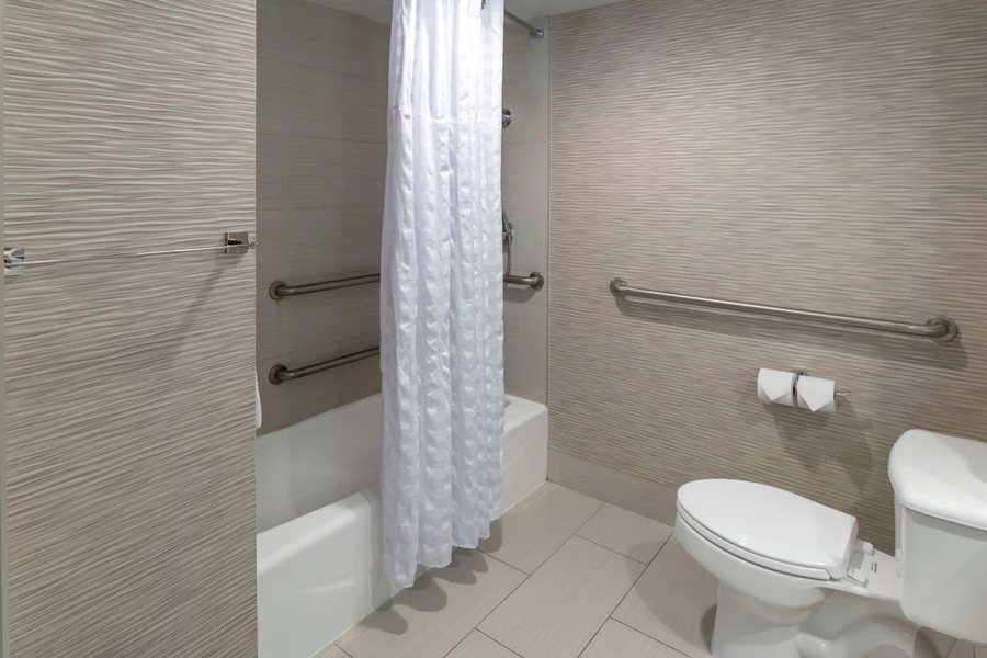 Doubletree By Hilton Hotel Jacksonville Airport — Bathroom