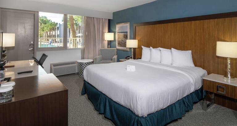 Doubletree By Hilton Hotel Jacksonville Airport — Guest room