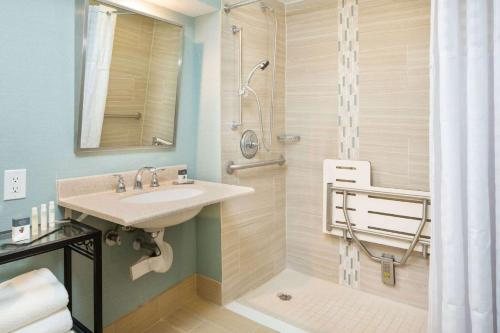 Doubletree By Hilton Hotel Jacksonville Riverfront — Bathroom
