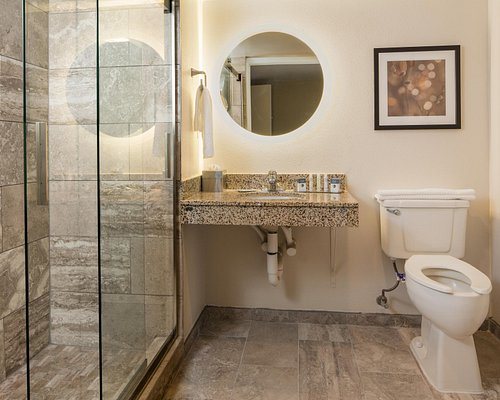 Doubletree By Hilton Hotel Laurel — Bathroom