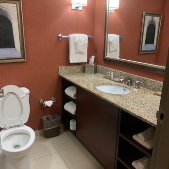 Doubletree By Hilton Hotel Little Rock — Bathroom