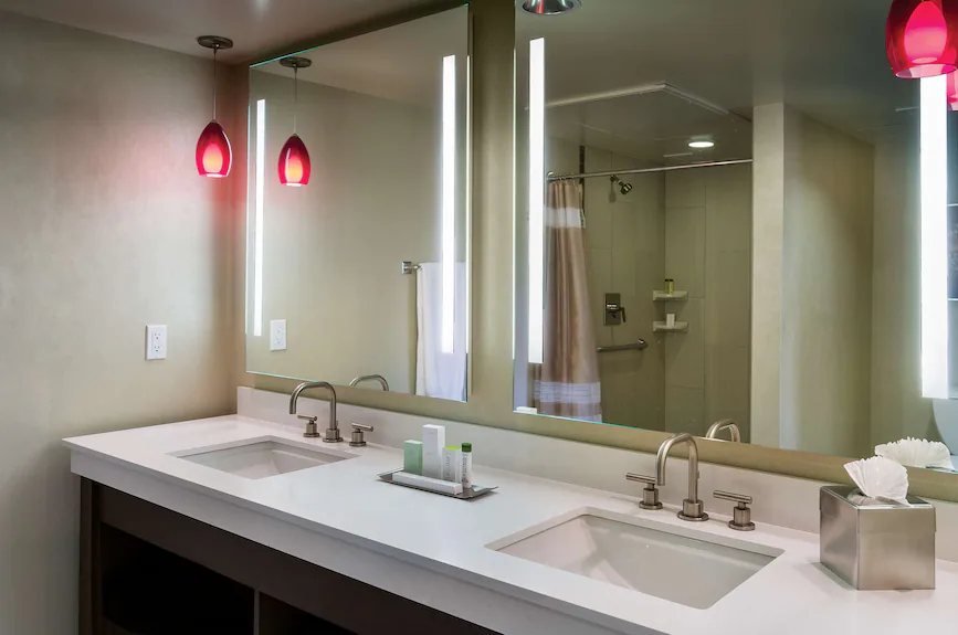 DoubleTree by Hilton Hotel Los Angeles Downtown — Bathroom