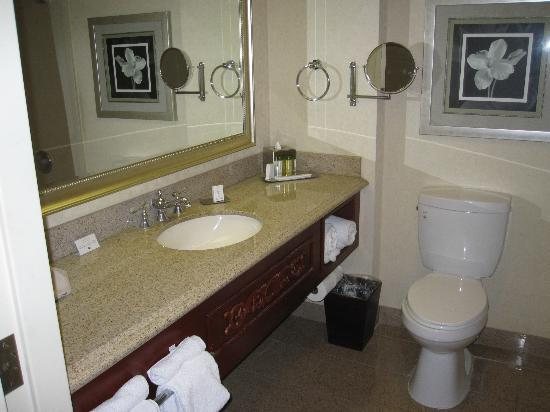 DoubleTree by Hilton Hotel Los Angeles Norwalk — Bathroom