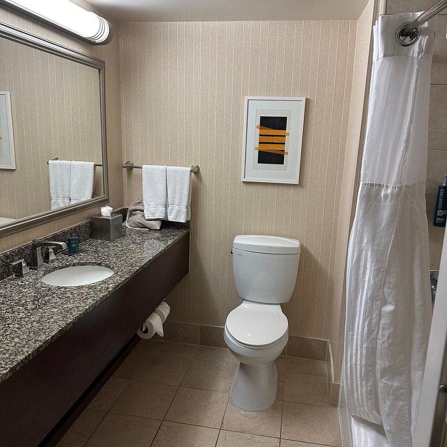 Doubletree By Hilton Hotel Los Angeles Rosemead — Bathroom