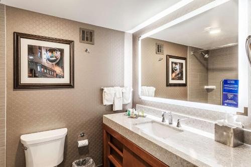Doubletree By Hilton Hotel Memphis — Bathroom