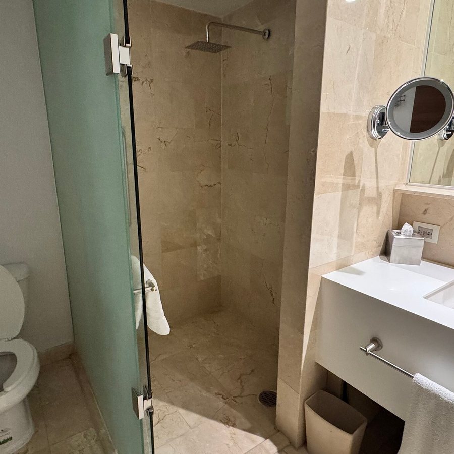 Doubletree By Hilton Hotel Mexico City Santa Fe — Bathroom