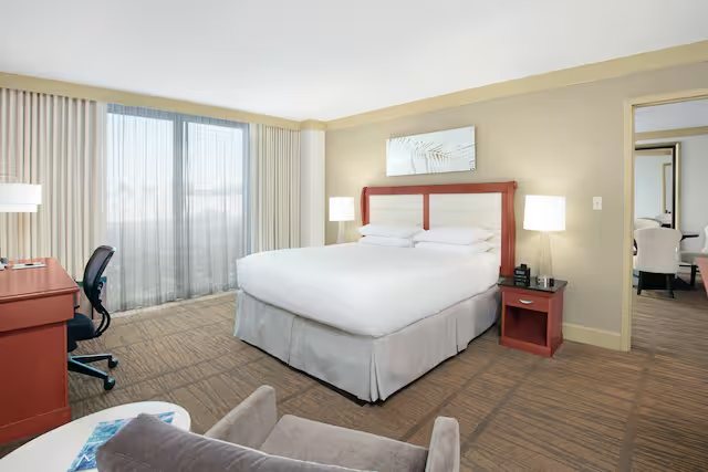 DoubleTree by Hilton Hotel Miami Airport Convention Center — Guest room