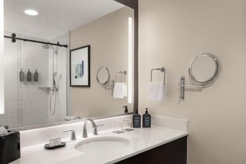 DoubleTree by Hilton Hotel Milwaukee Brookfield — Bathroom