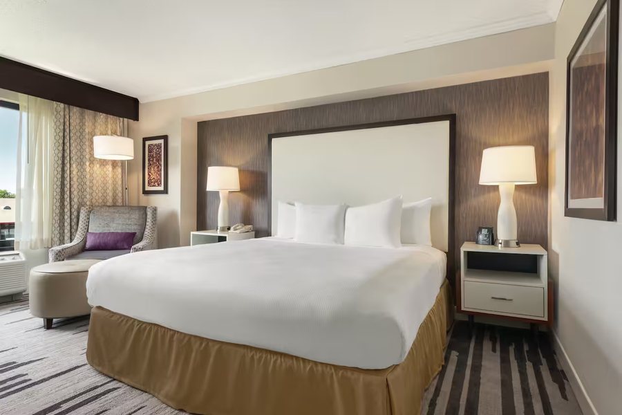 DoubleTree by Hilton Hotel Milwaukee Brookfield — Guest room