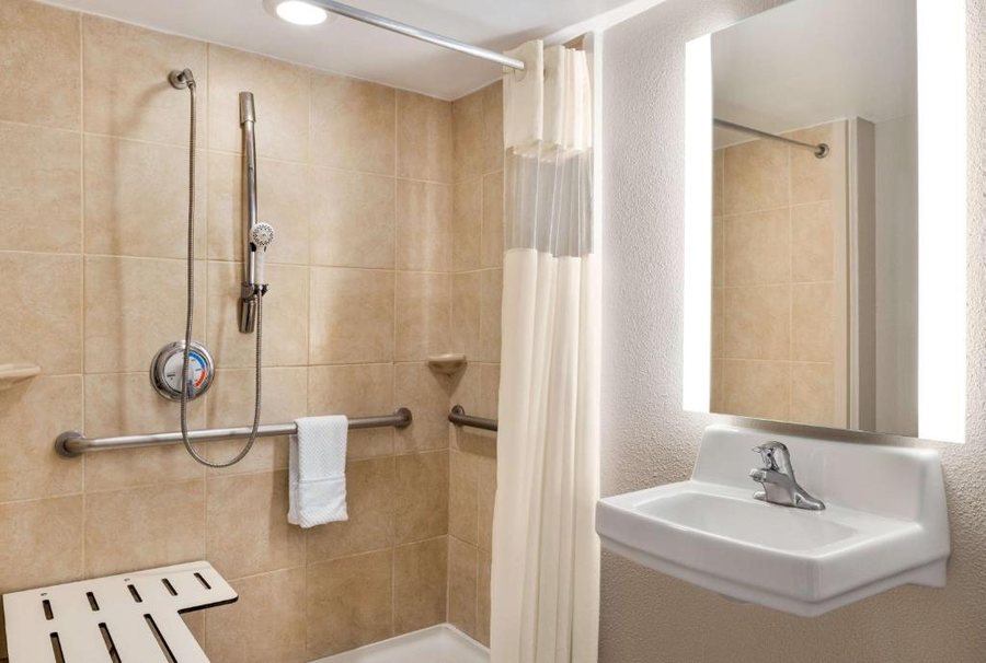 DoubleTree by Hilton Hotel New Orleans Airport — Bathroom