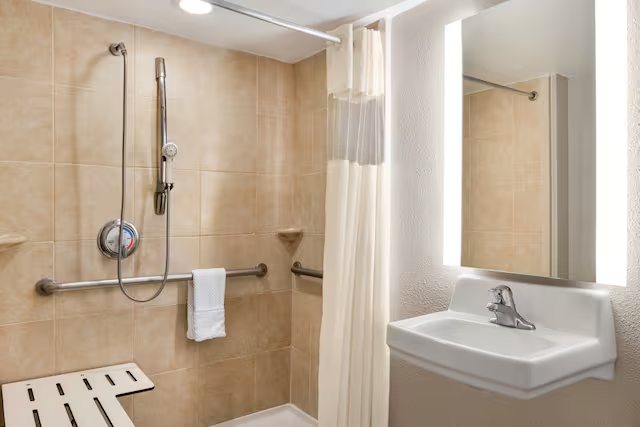 DoubleTree by Hilton Hotel New Orleans — Bathroom