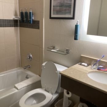 DoubleTree by Hilton Hotel New York City Chelsea — Bathroom