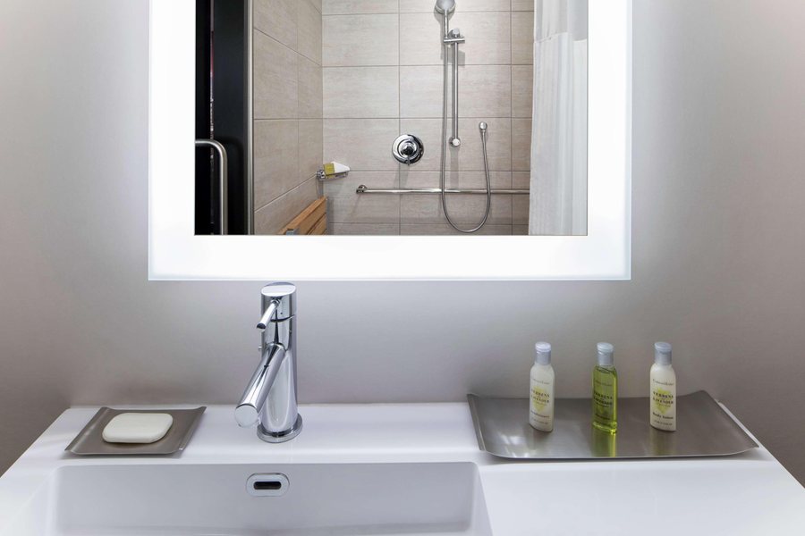 Doubletree By Hilton Hotel New York Times Square West — Bathroom
