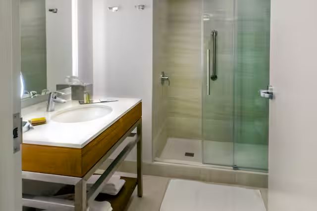 Doubletree By Hilton Hotel Niagara Falls New York — Bathroom
