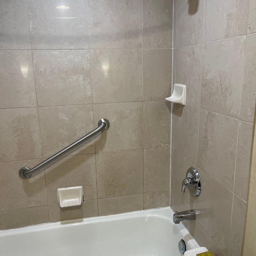 DoubleTree by Hilton Hotel Norfolk Airport — Bathroom