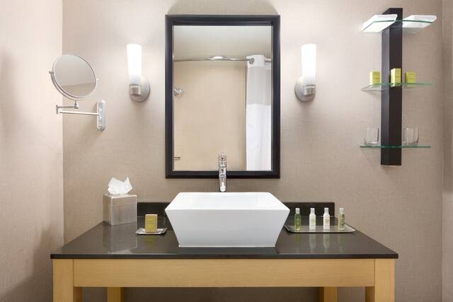 Doubletree By Hilton Hotel Oklahoma City Airport — Bathroom