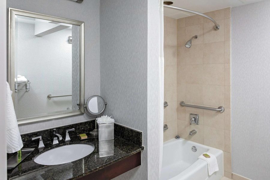 Doubletree By Hilton Hotel Omaha Downtown — Bathroom