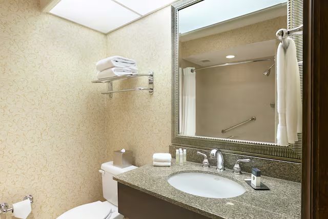 Doubletree By Hilton Hotel Ontario Airport — Bathroom