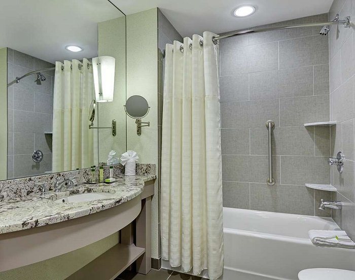 Doubletree By Hilton Hotel Philadelphia Center City — Bathroom