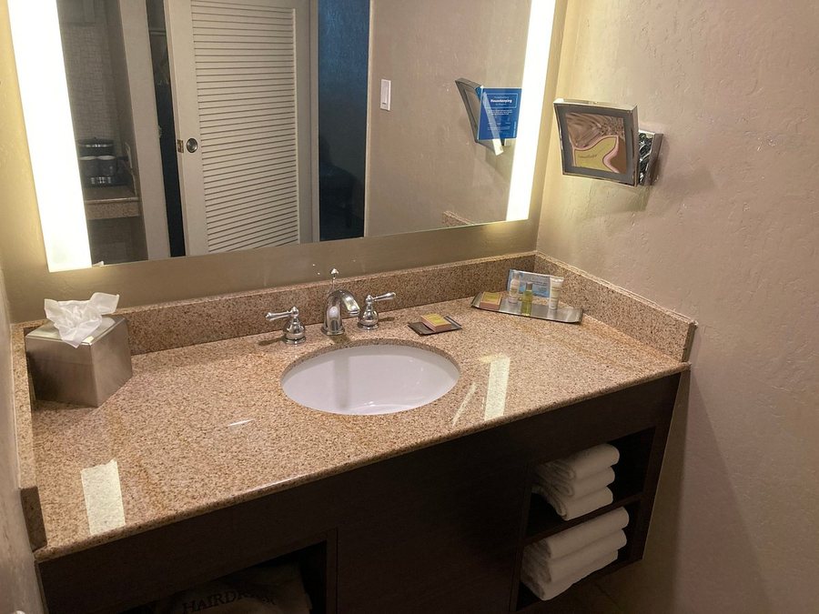 DoubleTree by Hilton Hotel Phoenix Gilbert — Bathroom