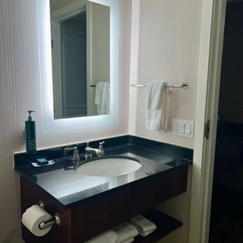Doubletree By Hilton Hotel Portland Beaverton — Bathroom