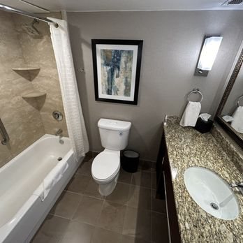 Doubletree By Hilton Hotel Portland Tigard — Bathroom