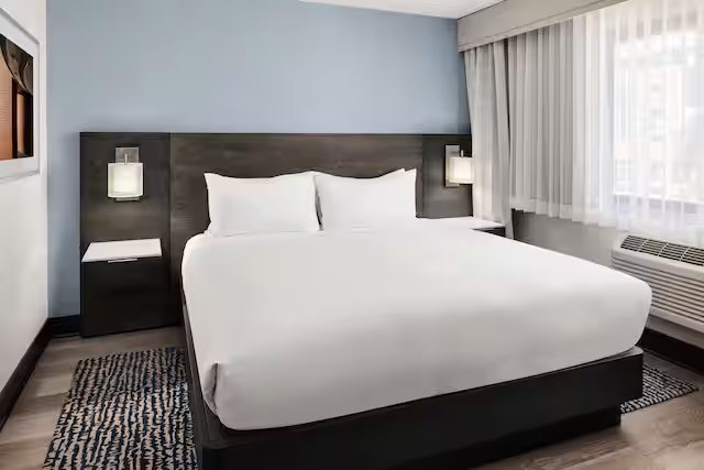 DoubleTree by Hilton Hotel Racine Harbourwalk — Guest room