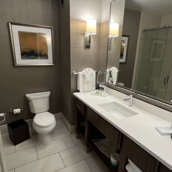 Doubletree By Hilton Hotel Reading — Bathroom
