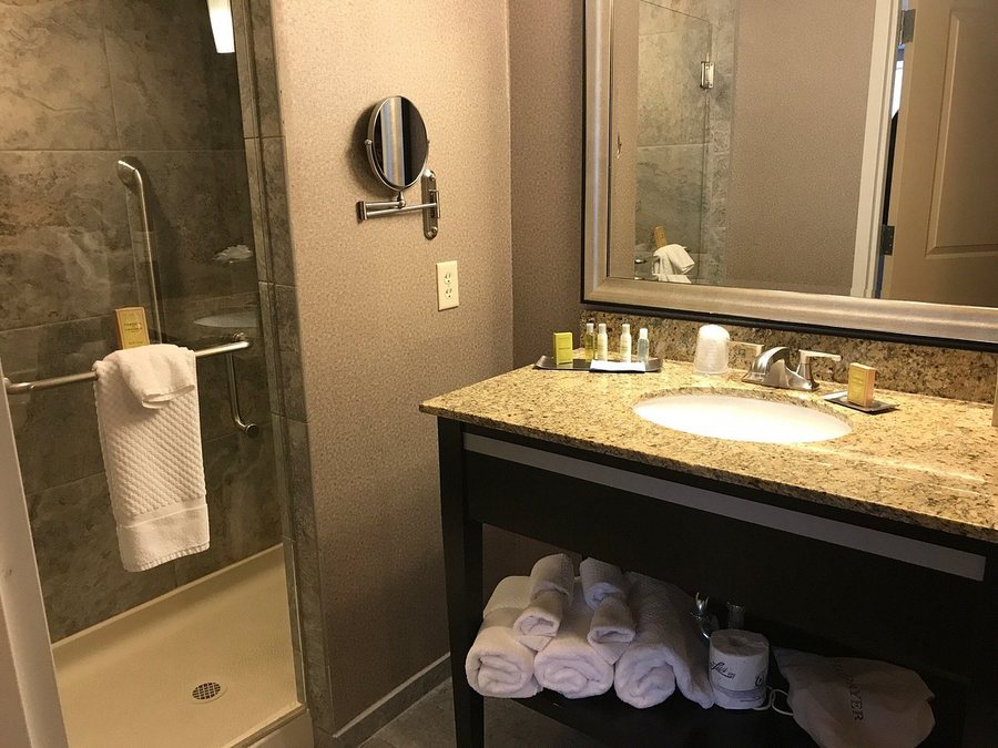 DoubleTree by Hilton Hotel Rochester — Bathroom