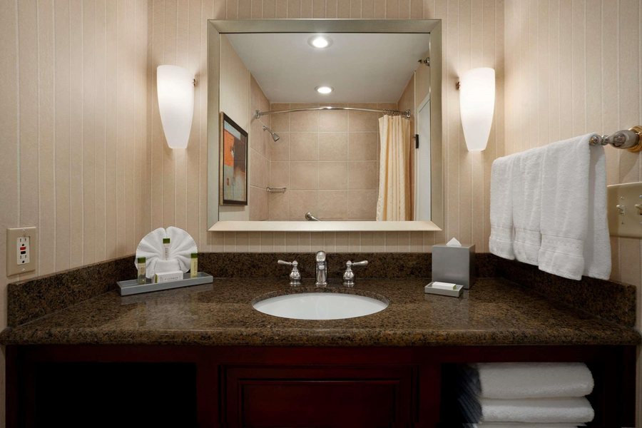 Doubletree By Hilton Hotel Salt Lake City Airport — Bathroom