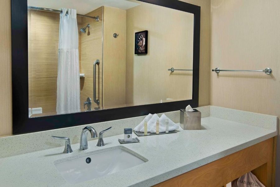 Doubletree By Hilton Hotel San Pedro Port Of Los Angeles Los Angeles California — Bathroom