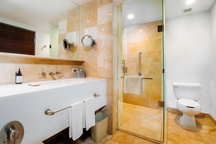 DoubleTree by Hilton Hotel Santa Fe — Bathroom