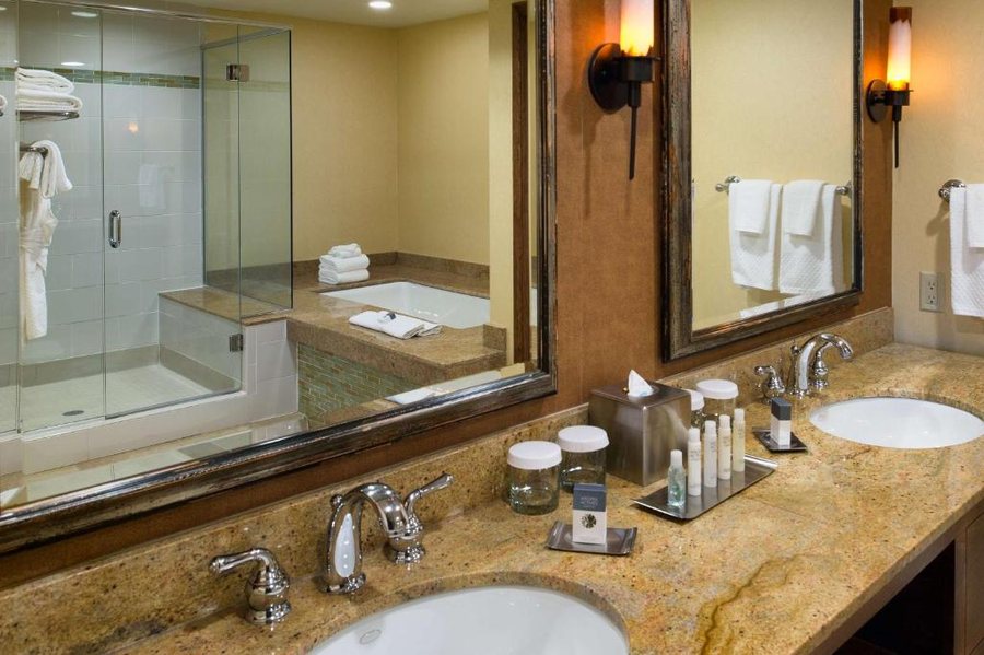 Doubletree By Hilton Hotel Seattle Airport — Bathroom