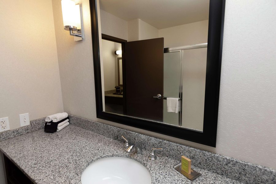 DoubleTree By Hilton Hotel Springfield — Bathroom