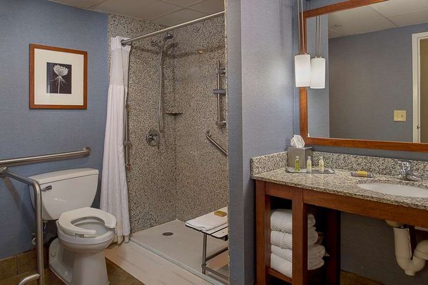 DoubleTree by Hilton Hotel St Louis Chesterfield — Bathroom