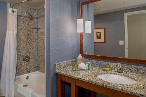 DoubleTree by Hilton Hotel St Louis Westport — Bathroom