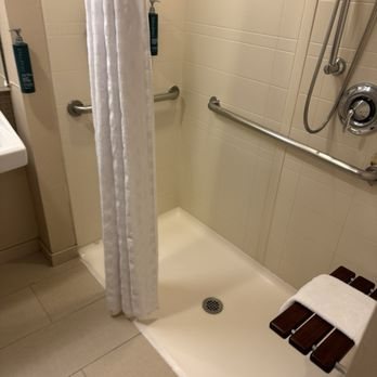 Doubletree By Hilton Hotel Sterling Dulles Airport — Bathroom