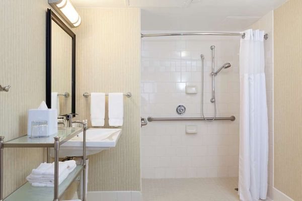 DoubleTree by Hilton Hotel Suites Houston by the Galleria Houston Texas — Bathroom