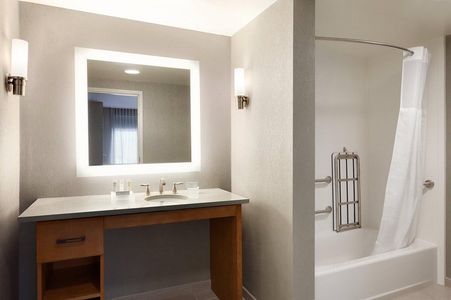 DoubleTree by Hilton Hotel Syracuse — Bathroom