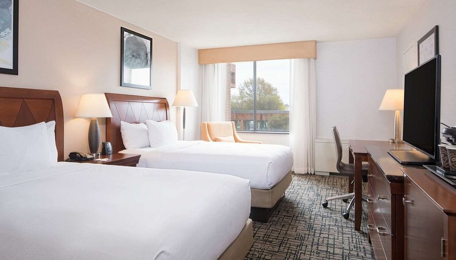 DoubleTree by Hilton Hotel Syracuse — Guest room