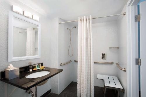 DoubleTree by Hilton Hotel Tallahassee — Bathroom