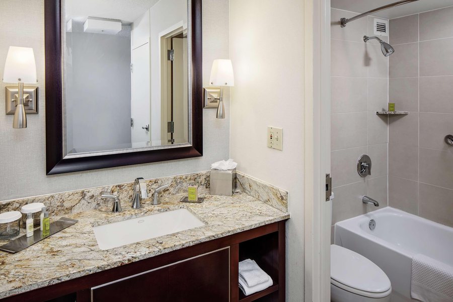 DoubleTree by Hilton Hotel Tulsa Warren Place — Bathroom