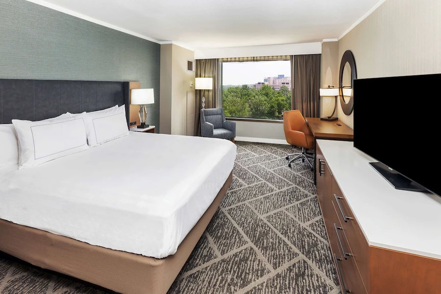 DoubleTree by Hilton Hotel Tulsa Warren Place — Guest room