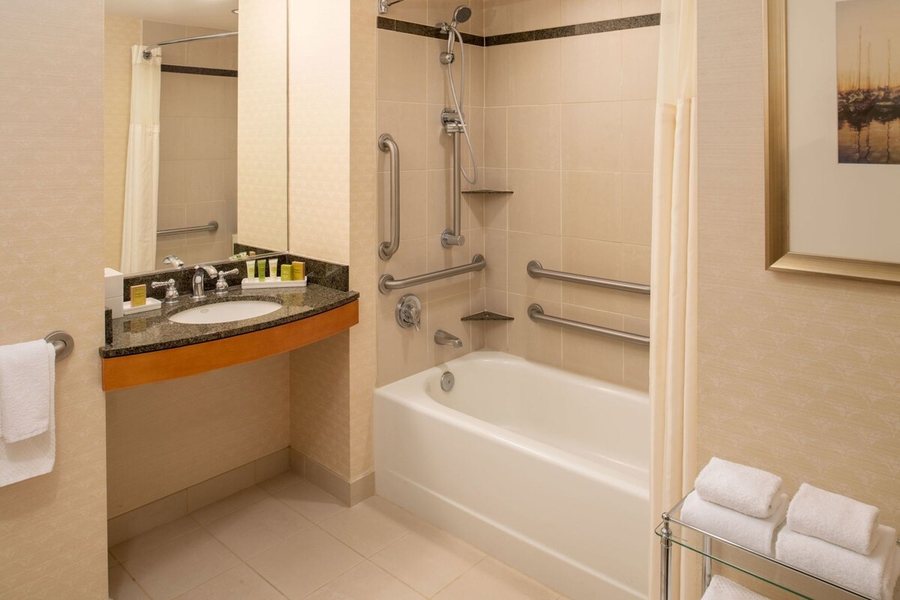 Doubletree By Hilton Hotel Vancouver Washington — Bathroom