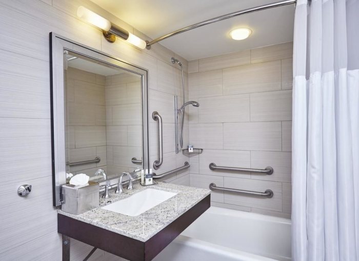 DoubleTree by Hilton Hotel Washington DC Crystal City — Bathroom